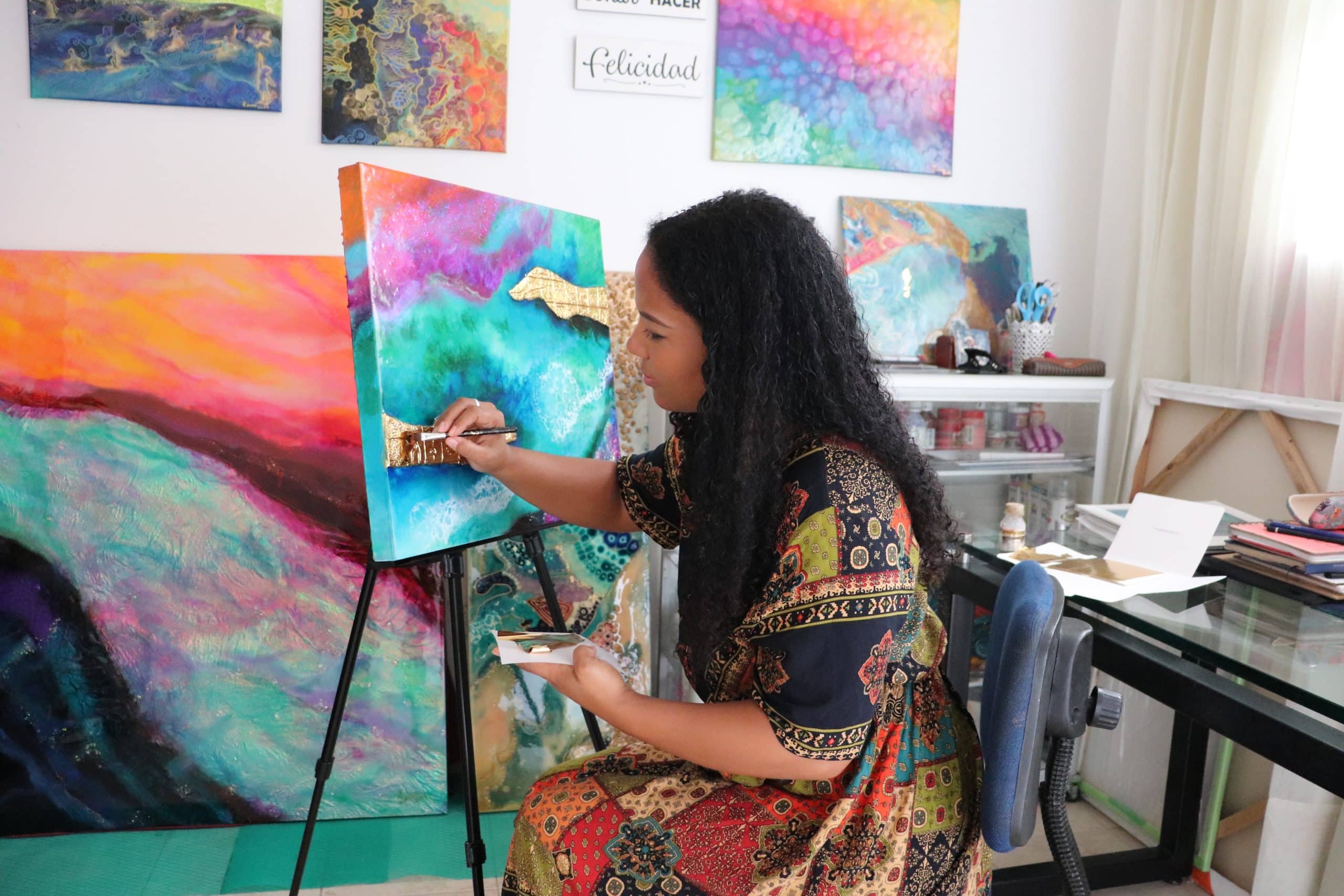 Aplicando pan de oro a mi obra